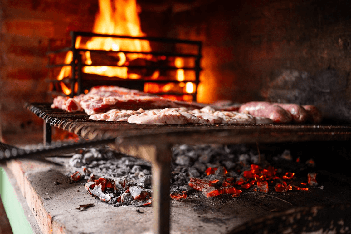 Braise et feu de bois pour la cuisson à la broche